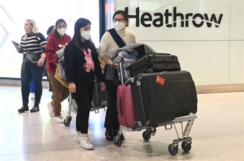  Wisatawan tiba di Bandara Heathrow di London, Inggris, Kamis (5/1/2023). Biaya dekarbonisasi perjalanan udara kemungkinan akan mengerek harga tiket dan membuat beberapa penerbangan mandek, demikian kata sebuah kelompok yang mewakili industri penerbangan Inggris.