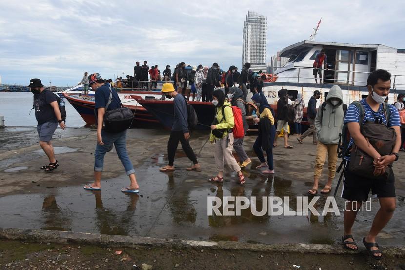 Wisatawan turun dari kapal penumpang di Pelabuhan Kali Adem, Jakarta (ilustrasi)