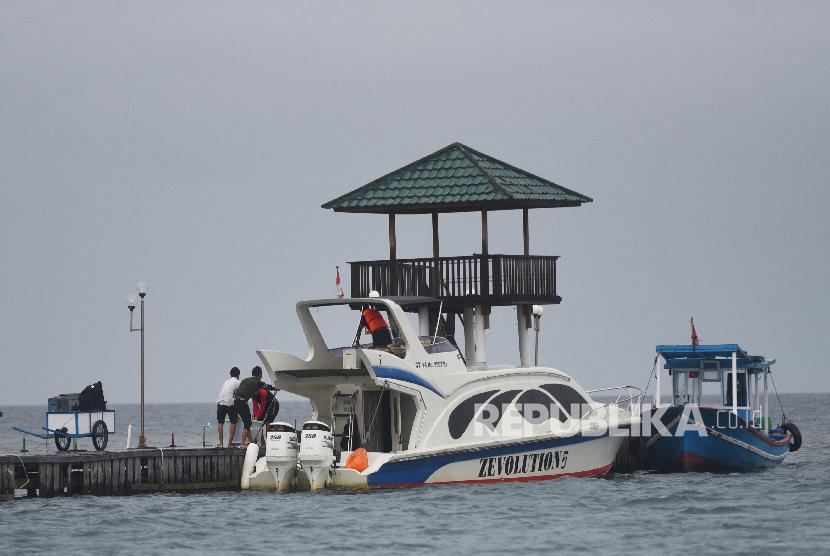 Akses Transportasi ke Kepulauan Seribu Ditutup Sementara. Wisatawan turun dari kapal setibanya di Pulau Putri, Kepulauan Seribu, Jakarta (Ilustrasi)(ANATARA/Akbar Nugroho Gumay)
