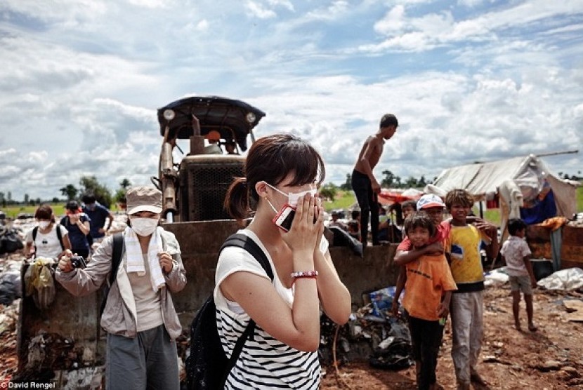 Wisatawan yang mengunjungi pembuangan sampah dekat dengan Angkor Wat