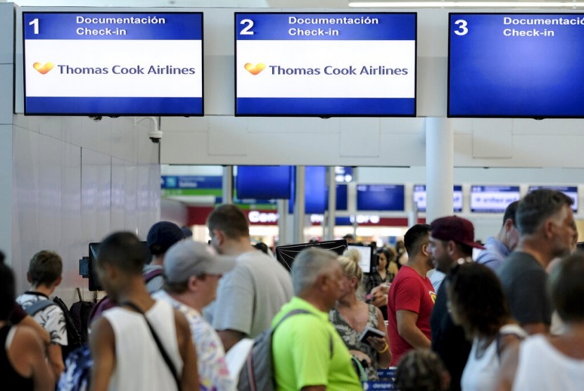 Wisatawan yang telantar mengantre di konter Thomas Cook di Bandara Cancun, Meksiko, Senin (23/9). Perusahaan travel Inggris Thomas Cook bangkrut sehingga menyebabkan ribuan pelanggannya di dunia telantar.