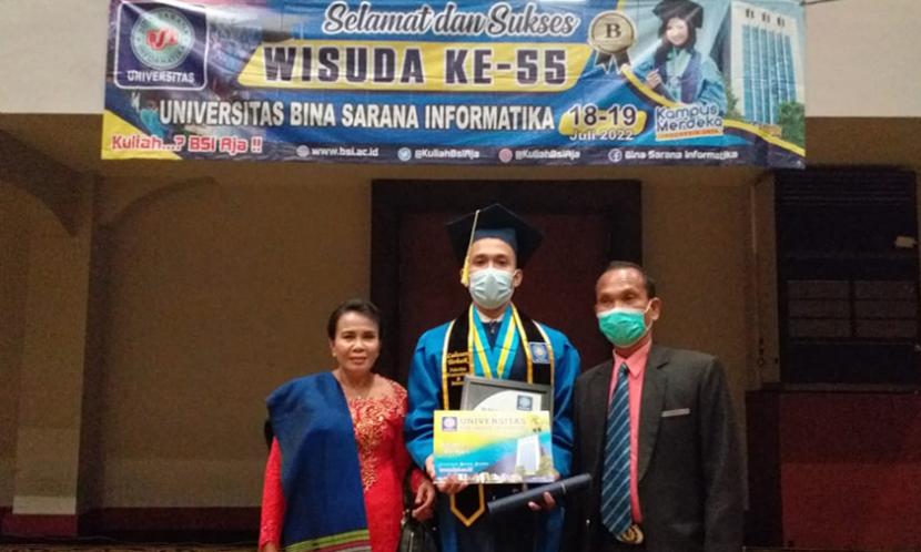 Wishto, sapaan akrabnya, menjadi wisudawan terbaik dengan IPK 3,79 dengan predikat cumlaude. 