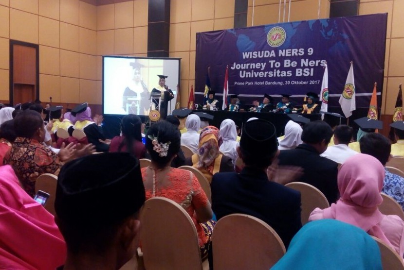 Wisuda dan angkat sumpah proferi Ners Fakultas Keperawatan (Fika) Universitas BSI Bandung. 