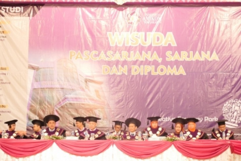 Wisuda Diploma, Sarjana dan Pascasarjana ke-70 Universitas Amikom Yogyakarta di Grand Pacific Hall Yogyakarta, Sabtu (27/4). 