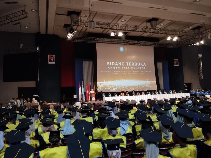 Wisuda Gelombang I Tahun Akademik 2022/2023 Ketua STIE Ekuitas, Prof Anwar mewisuda 623 lulusannya.