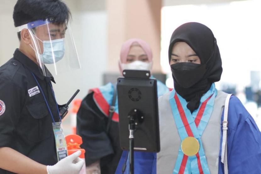 Wisuda ke-30 Universitas Nusa Mandiri (UNM) di Bekasi, 5 dan 6 Juni 2021 menerapkan protokol kesehatan yang ketat.