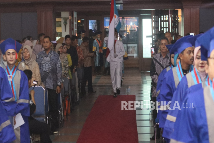 Wisuda ke-37 Universitas Nusa Mandiri (UNM) di Gedung Pewayangan Kautaman, TMII, pada Rabu (11/12/2024), jadi momen yang nggak hanya menyentuh hati para wisudawan, tapi juga bikin orang tua mereka haru biru.