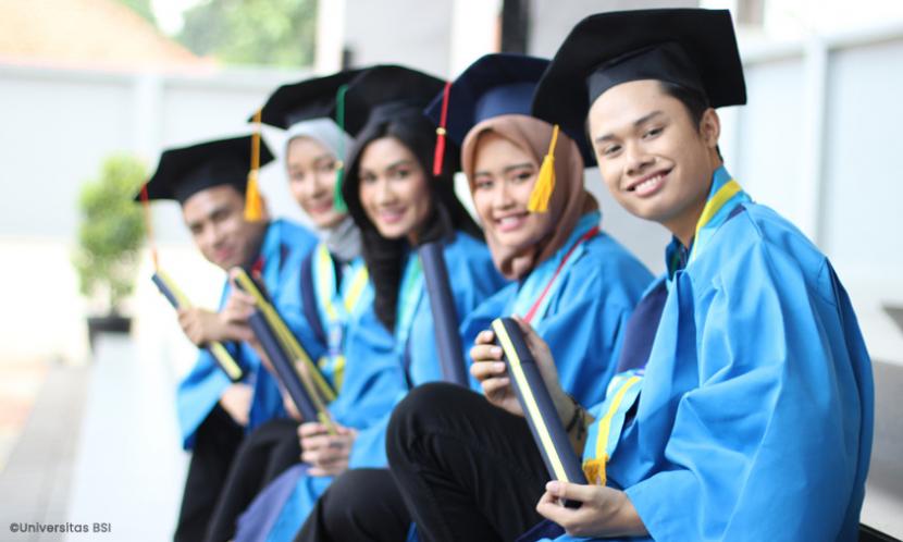 Wisuda ke-56 Universitas BSI dilaksanakan pada 21-23 November 2022.
