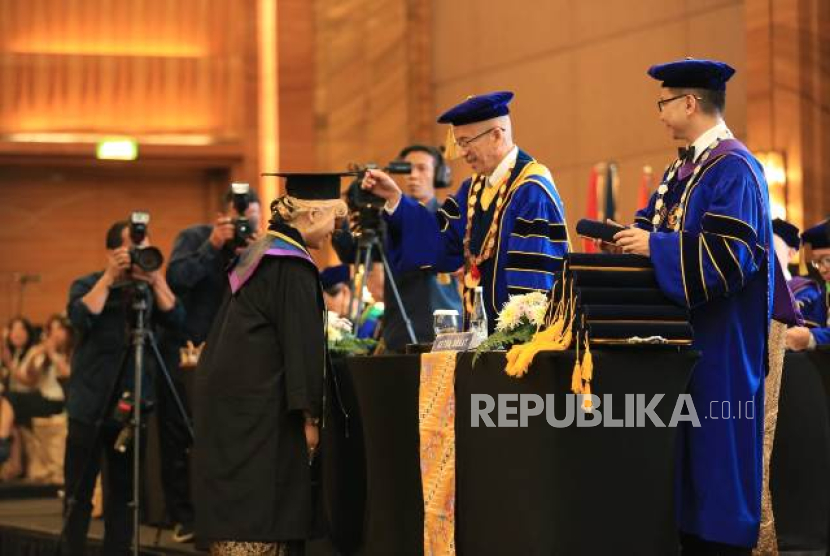 Wisuda ke-67 UKRIDA mengangkat tema Pendidikan Berdampak.
