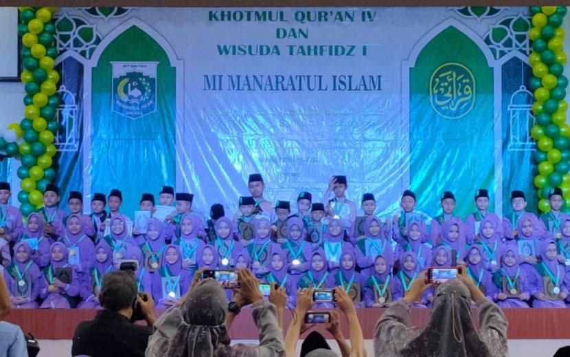 Wisuda Madrasah Ibtidaiyah (MI) Manaratul Islam Jakarta yang telah mengikuti Wisuda Khotmul Qur’an IV dan Wisuda Tahfidz Qur’an I yang digelar pada Sabtu, (12/3/2022) di Wisma Syahida Inn Tangerang Selatan.