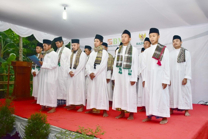 Wisuda Sekolah Dai  yang diadakan oleh Laznas Baitul Maal Hidayatullah (BMH).