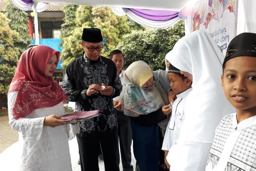 (Ilustrasi) Wisuda Tahfizh Alquran. Wali Kota Sukabumi Achmad Fahmi menghadiri wisuda tahfizh Alquran siswa SDN CBM Suryakencana Kota Sukabumi Rabu (6/3). Sekolah SD itu menjadi yang pertama menggiatkan ekstrakurikuler tahfidz Alquran dan melahirkan penghapal Alquran.