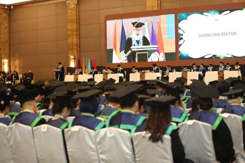 Wisuda UKRIDA yang meluluskan 393 sarjana dan magister.