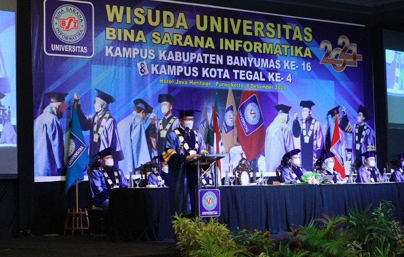 Wisuda Universitas BSI kampus Purwokerto yang dilaksanakan secara offline, di Hotel Java Heritage Purwokerto, Rabu (8/12), bergabung dengan perayaan wisuda Universitas BSI kampus Tegal.