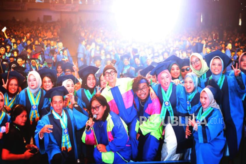 Wisuda Universitas BSI ke-60 yang berlangsung di BSI Convention Center, BSI Square Kaliabang, Bekasi, pada Rabu, 4 Desember 2024.