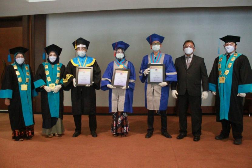 Wisuda Universitas Nusa Mandiri memilih masing-masing satu lulusan terbaik dari tiga prodi.