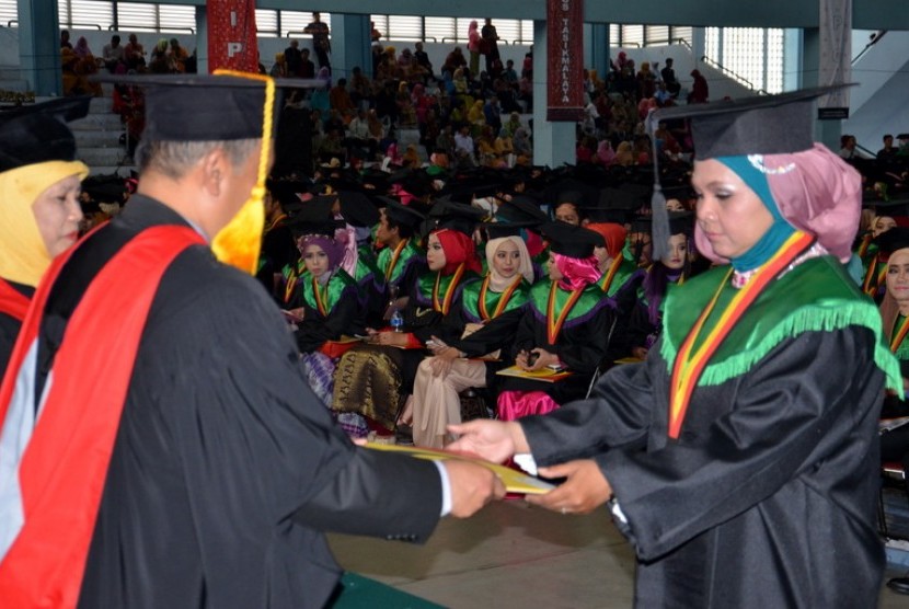 WISUDA UPI--Wisudawati Ana Yiana (kanan) dari Mangunreja, Kabupaten Tasikmalaya diwisuda bersama 1.788 wisudawan-wisudawati UPI di Kampus UPI, Bandung, Rabu (13/4). Foto: Rachmat Santosa Basarah