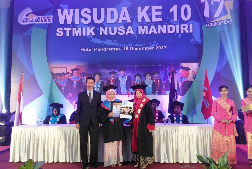 Wisudawan terbaik pada prosesi wisuda STMIK Nusa Mandiri Sukabumi ke-10, Sabtu (16/12)..  
