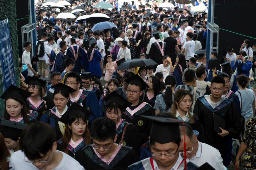 Wisudawan, termasuk mahasiswa yang tidak dapat hadir tahun lalu karena pandemi Covid-19, menghadiri upacara wisuda di Central China Normal University di Wuhan, Provinsi Hubei, China 13 Juni 2021