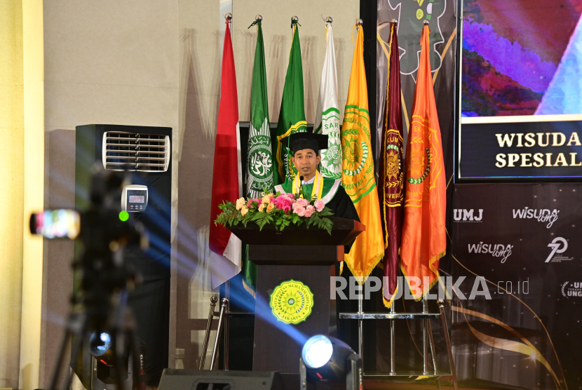Wisudawan UMJ asal Pattani, Thailand, Abdullataf Dodahna menyampaikan keinginannya menjadi guru hebat di tanah kelahirannya saat wisuda, Rabu (21/5/2025).