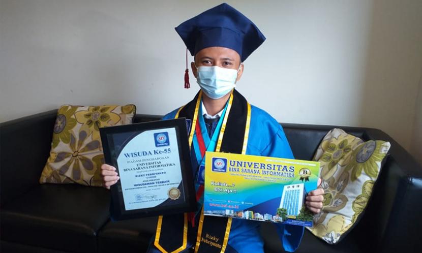 Wisudawan Universitas BSI (Bina Sarana Informatika), Rizky Febriyanto, berhasil lulus dengan IPK 3,97, predikat cumlaude.