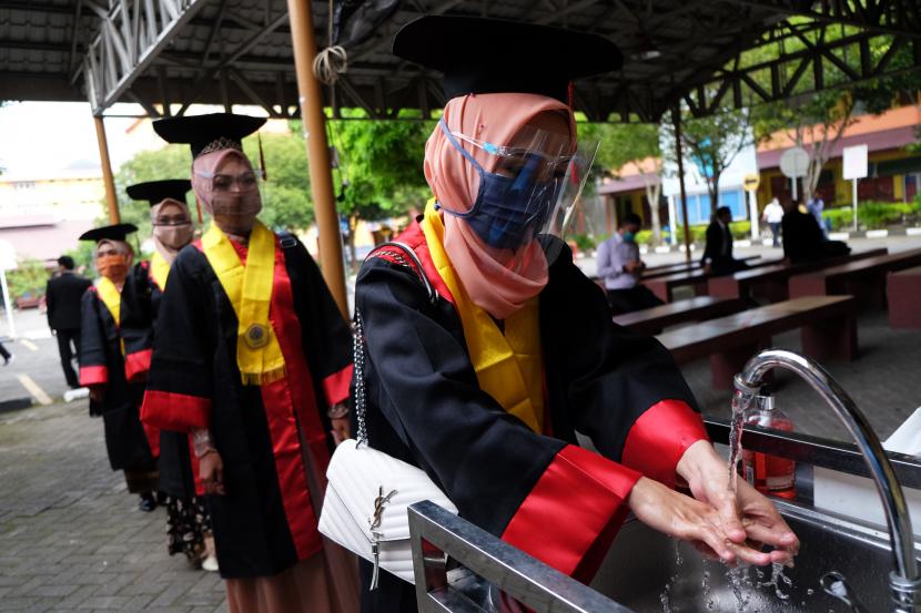 Wisudawati mencuci tangan sebelum mengikuti prosesi wisuda periode 1 Tahun 2020, di Kampus Universitas Muhammadiyah Sumatera Utara (UMSU) di Medan, Sumut, Senin (21/9/2020). Sebanyak 1.617 wisudawan mengikuti wisuda secara daring dan tatap muka dengan menerapkan protokol kesehatan yang dibagi dalam beberapa kelompok guna mencegah penyebaran COVID-19 di lingkungan universitas.