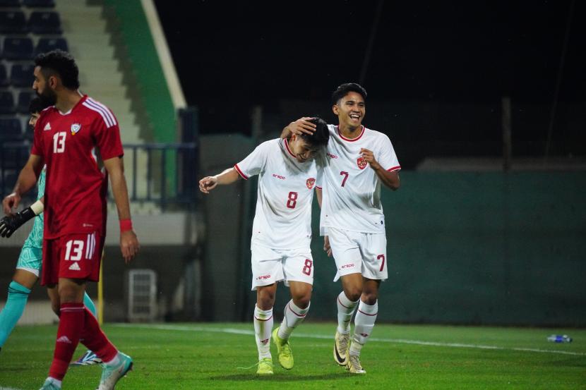 Witan Sulaeman dan Marselino Ferdinan merayakan gol saat melawan UEA, Selasa (9/4/2024). 