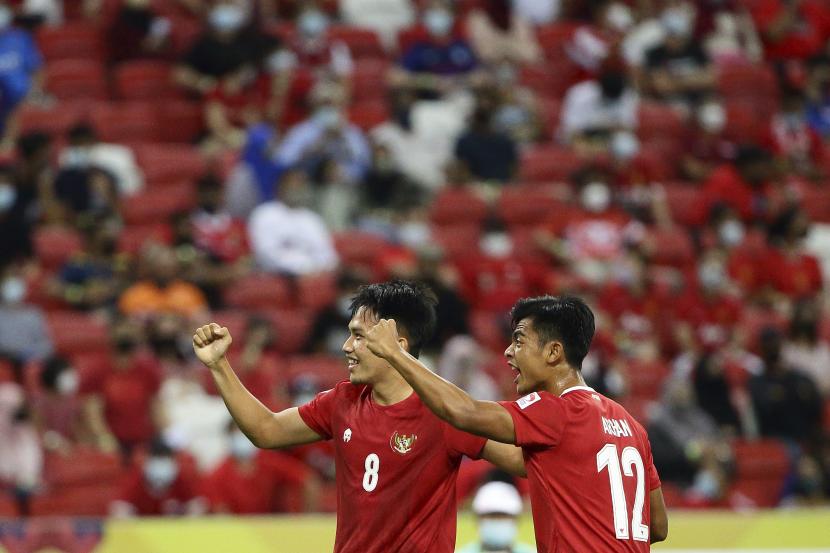  Witan Sulaeman dari Indonesia (kiri) dan Pratama Arhan Alif Rifai dari Indonesia merayakan setelah Ezra Harm Ruud Walian dari Indonesia (tidak digambarkan) mencetak gol pertama pada pertandingan leg kedua semifinal AFF Suzuki Cup 2020 antara Indonesia dan Singapura di Singapura, Sabtu (25/12).