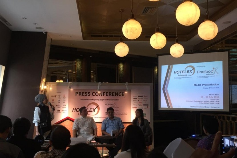 Wiwiek Roberto, Project Director of PT Pamerindo Indonesia menginformasikan tentang pameran Hotelex dan Finefood Indonesia saat konferensi pers Pamerindo Hotelex 2018 Jumat (29/6) di Jakarta.