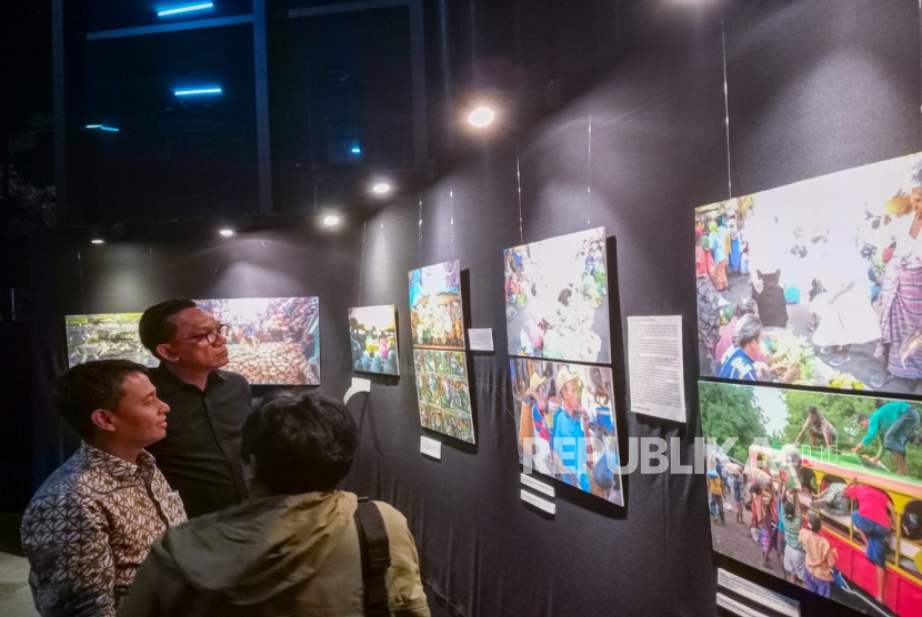 Kepala Dinas Komunikasi dan Informatika DIY, Hari Edi Tri Wahyu (kiri) bersama Wakil Wali Kota Yogyakarta, Wawan Harmawan, menghadiri pameran fotografi jurnalistik Sing Penting Madhang yang diadakan Pewarta Foto Indonesia (PFI) Yogyakarta di Art Gallery GIK UGM, Kamis (1/5/2025).