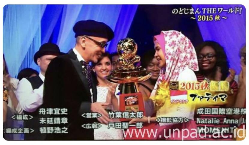 WNI bernama Fatimah Zahratunnisa menerima piala usai memenangkan kontestasi menyanyi di Jepang. Ketika pialanya dikirim ke Indonesia, ia harus membayar pajak Rp 4 juta yang ditetapkan Bea Cukai Kemenkeu.