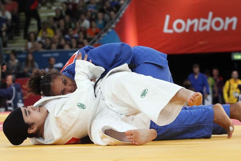 Wojdan Shaherkani dari Arab Saudi (putih) melawan Mojica Melissa dari Puerto Rico (biru) pada babak 32 besar >78kg putri Olimpiade London 2012 Judo, London, Inggris, 3 Agustus 2012.