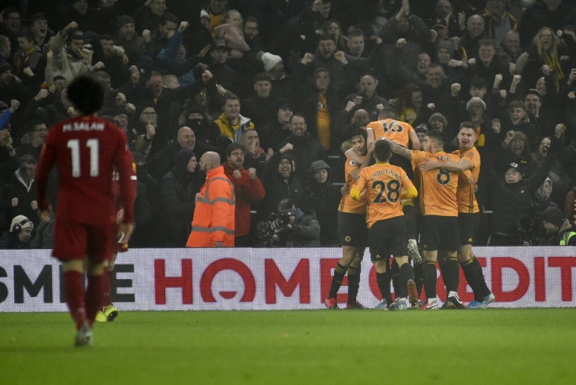 Wolverhampton Wenderes mencetak gol ke gawang Liverpool.