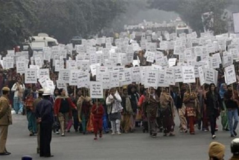 Women hold placards as they march during a rally organized by Delhi Chief Minister Sheila Dikshit (unseen) protesting for justice and security for women, in New Delhi January 2, 2013.  