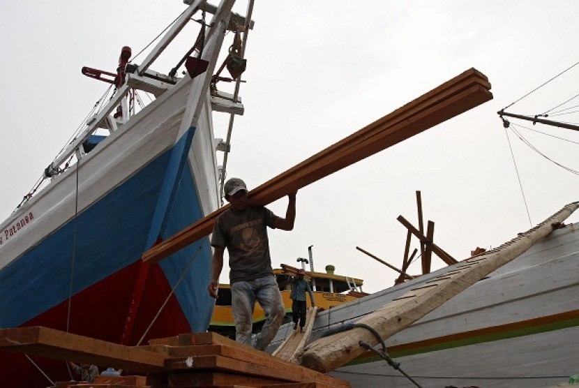 Worker unload timber from a ship in Sunda Kelapa Port in Jakarta (illustration)