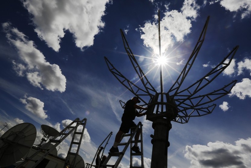 Workers construct satellite dishes for the world's media ahead of the Olympic Games in the London 2012 Olympic Park at Stratford in London July 12, 2012. (Illustration)  