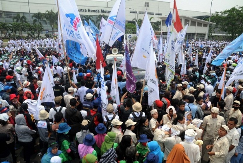 Workers hold a rally in Cibitung, West Java, on Wednesday, as they demand the wage increase and the revocation of oursourcing system.  