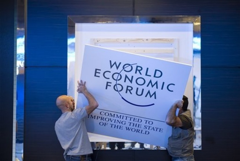 Pekerja sedang melakukan persiapan menjelang Pertemuan Ekonomi Dunia, di Davos, Swiss, Senin (20/1).