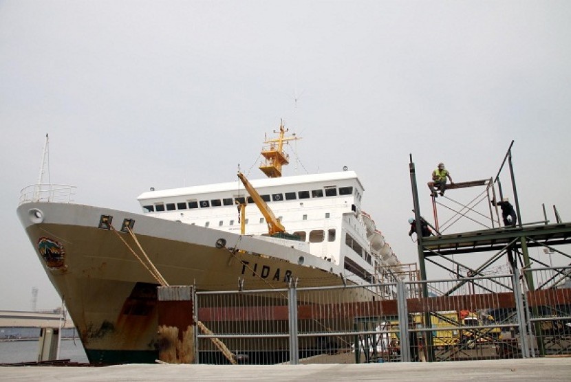 Workers prepare a ship used for Eid festivity in early August. Government randomly checks some ports among ten ports to ensure their preparation ahead the Islamic festivity. (illustration)