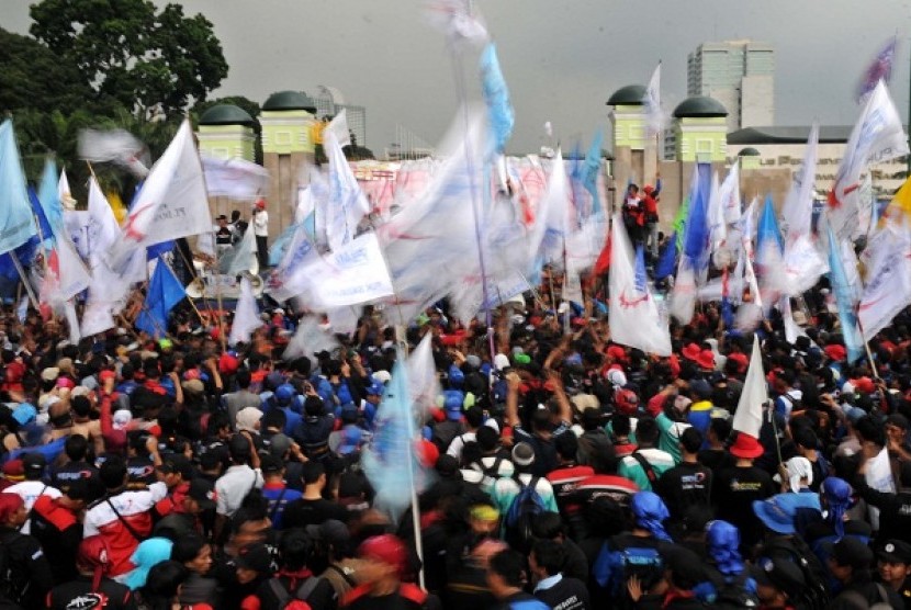 Workers stage a rally to protest a security bill as they fear that the bill will hinder democracy in Indonesia. (illustration) 