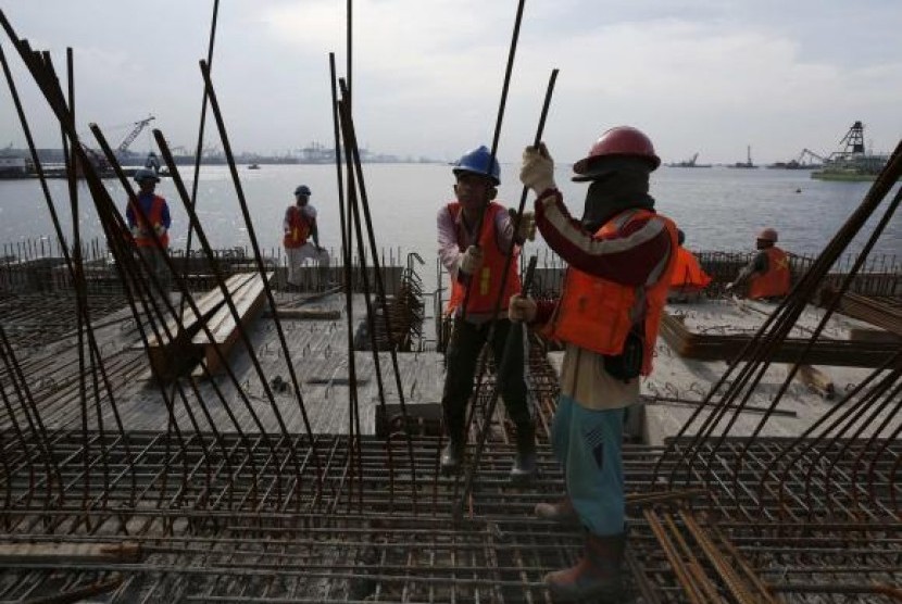 Workers toil at the construction site of a new pier at New Priok container terminal in north Jakarta, November 26, 2014. (illustration)
