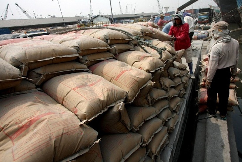 Workers unload cement at Sunda Kelapa Port in Jakarta. (illustration)