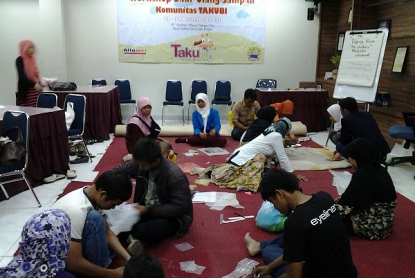 Workshodaur ulang sampah bersama Alfamart