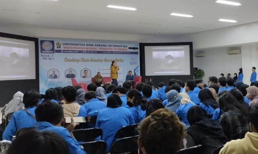 Workshop dan coaching clinic produksi berita berlangsung di Aula Universitas BSI Kampus Kalimalang pada Kamis (24/11/2022).