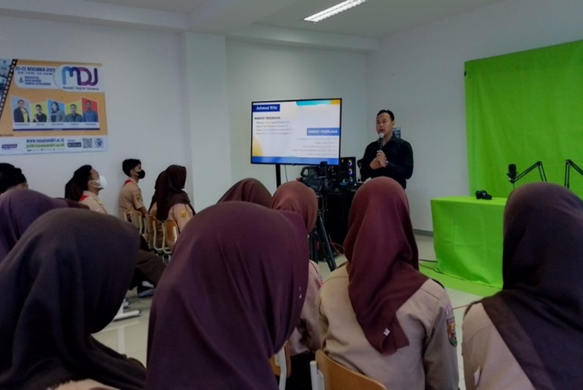 Workshop dan Kunjungan Industri CreaBesT (Creative, Business and Talent) yang merupakan salah satu workshop dan seminar yang sukses diselenggarakan oleh Universitas Nusa Mandiri (UNM) yang berkolaborasi dengan perusahaan startup Mandiri Digital Universe (MDU) atau Lab-NextOne.