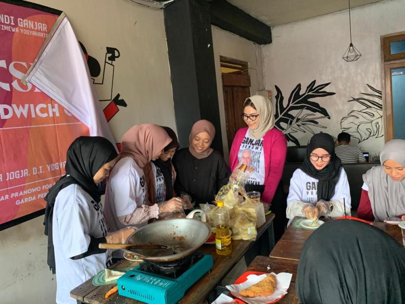 Workshop membuat sandwich goreng yang berlangsung di Kopi Juang, Jl. Melati Wetan No.11, Baciro, Kec. Gondokusuman, Kota Yogyakarta, Daerah Istimewa Yogyakarta.