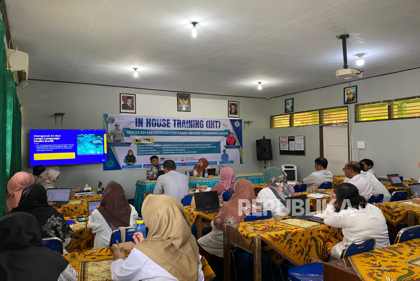 Workshop mengenai pemanfaatan AI bagi para pendidik di SMPN 1 Karanglewas, menghadirkan dosen UBSI Kampus Purwokerto, diikuti lebih dari 30 peserta.