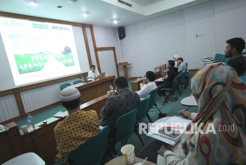 Workshop Pelatihan Akuntansi Masjid bersama Institut Akuntansi Masjid dan Republika, di Masjid Pusdai, Kota Bandung, Sabtu (21/4).