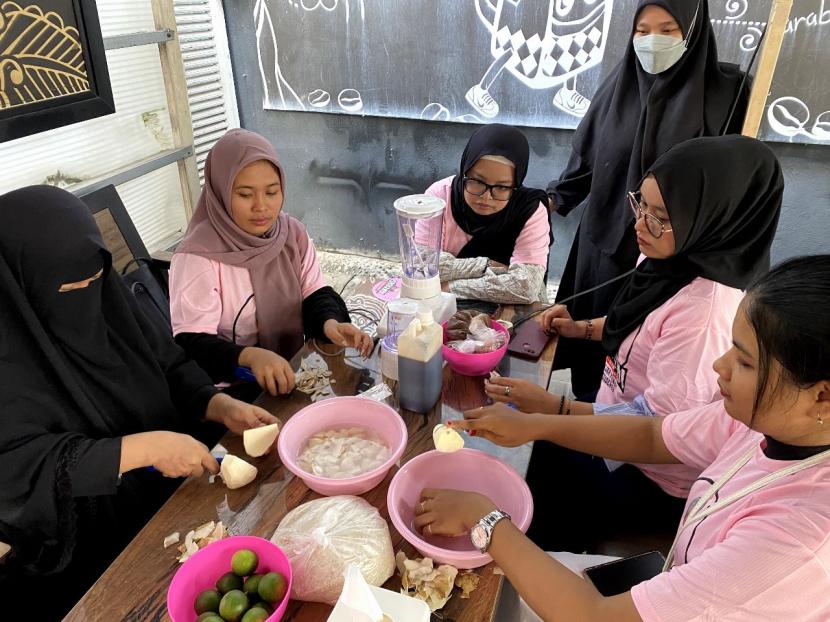 Workshop pelatihan pembuatan lulur organik di Re Caffe Platinum, Jalan Mustika, Kecamatan Sumahilang, Kota Pekanbaru, Riau. 