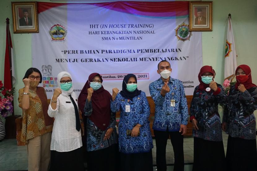 Workshop penguatan perubahan paradigma menuju sekolah menyenangkan bersama Gerakan Sekolah Menyenangkan (GSM) di SMAN 1 Muntilan, Kabupaten Magelang, Jawa Tengah, Kamis (20/5).